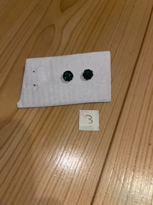 Korvakorut - Tummanvihreät pallo korvakorut. Puhdistettu ja desinfioitu käytön jälkeen. Eläintalous MMM, lisätietoja saa kysymällä Katsothan myös muut ilmoitukseni Tarjoa 