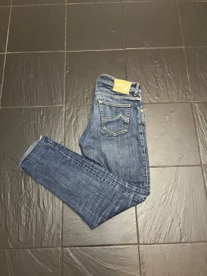 Jacob Cohen jeans - Snygga blå jeans från Jacob Cohen i storlek 32🙌 bra skick förutom ett litet hål som är åtgärdat i skrevet men absolut inget man ser. Passar mig bra och är ca 180cm 70kg, hör gärna av dig vid funderingar!🙌