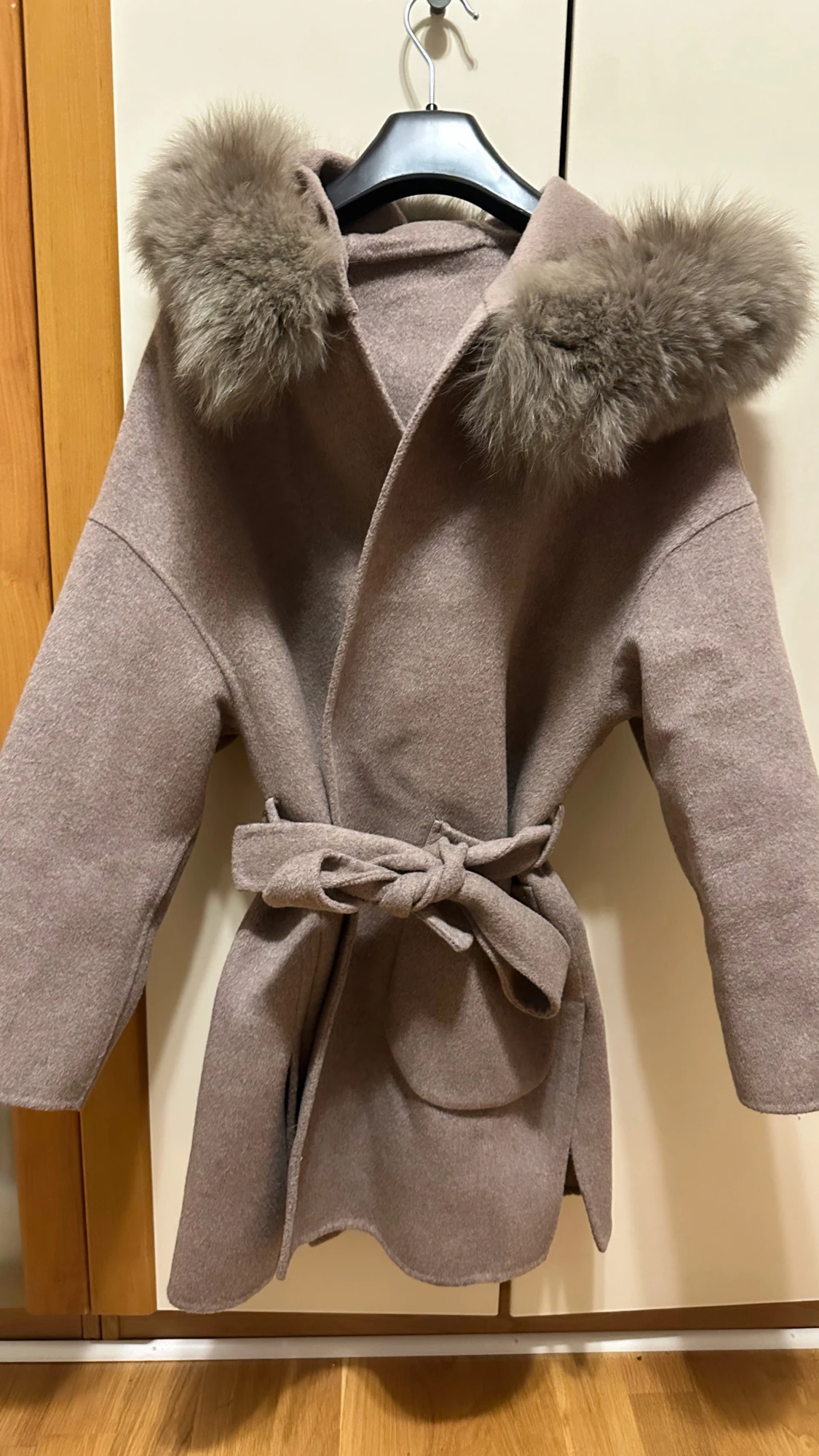 Beige kappa med päls storlek S/M