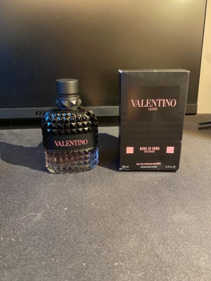Valentino Uomo Born In Roma Intense - Stilren och modern parfym från Valentino, Born In Roma Intense. Flaskan rymmer 100 ml och är tillverkad i Italien. Perfekt för dig som vill sticka ut med en exklusiv touch. Boxen är lite skadad, men det är bara lite grann.