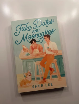 Fake Dates and Mooncakes - En charmig och romantisk berättelse om Dylan som jonglerar skola och familjens restaurang, och Theo som drar in honom i ett fejkat dejt-drama. Perfekt för dig som gillar feelgood, kärlek och lite matglädje!