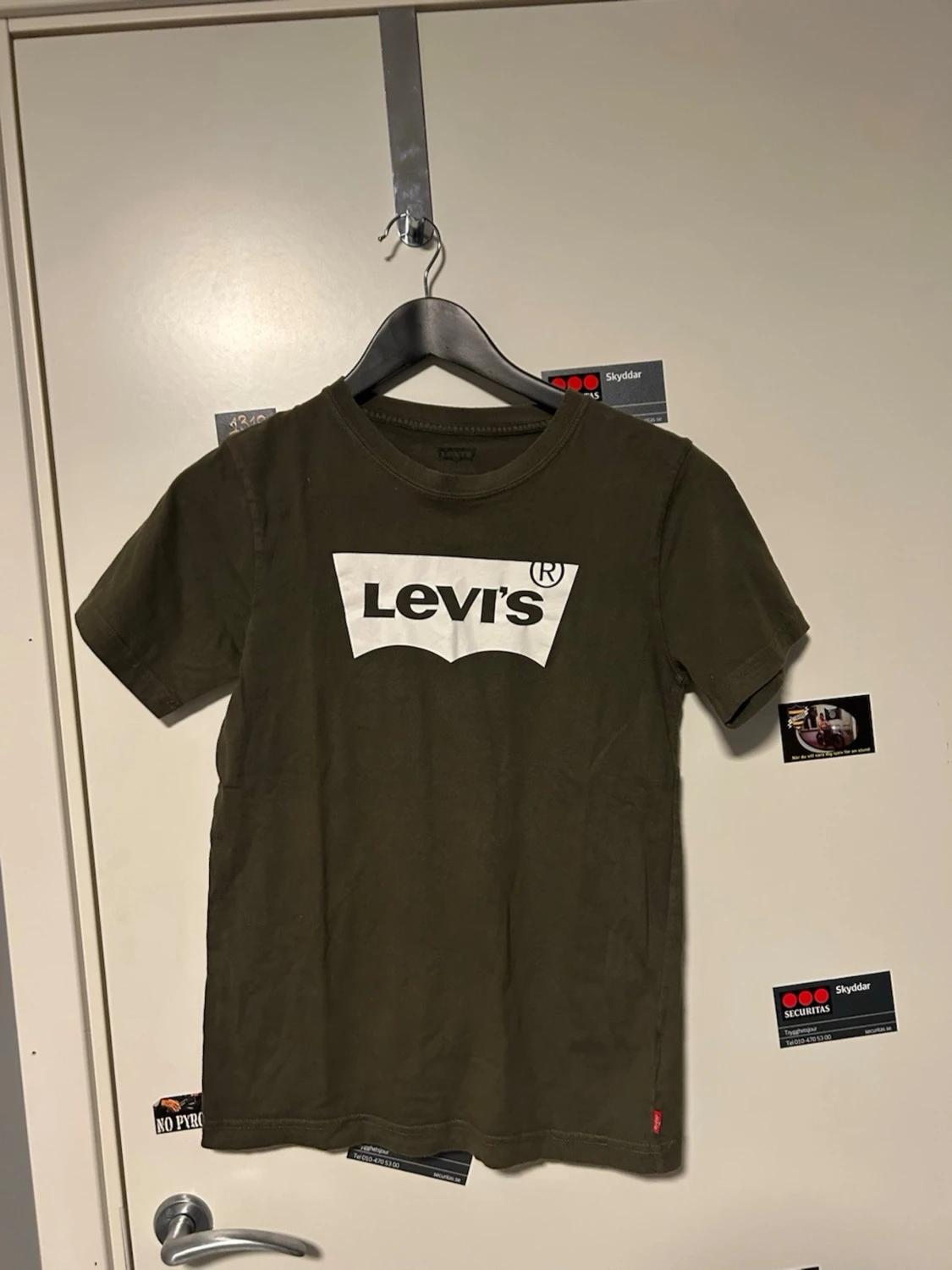 Olivgrön Levi's t-shirt med logga