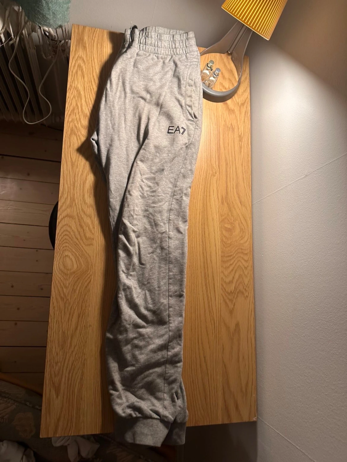 Grå mjukisbyxor från EA7 Emporio Armani