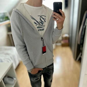 NY Gran Sasso Cardigan - Helt ny, tags medföljer! Storlek 50/M passar dig som är mellan 180-190cm. Nypris ca 6000kr. Lila/blå färg. Modellen är 185 cm, 79 kg. Passar bra nu till sen sommar/höst. Skriv för mer information!🤝