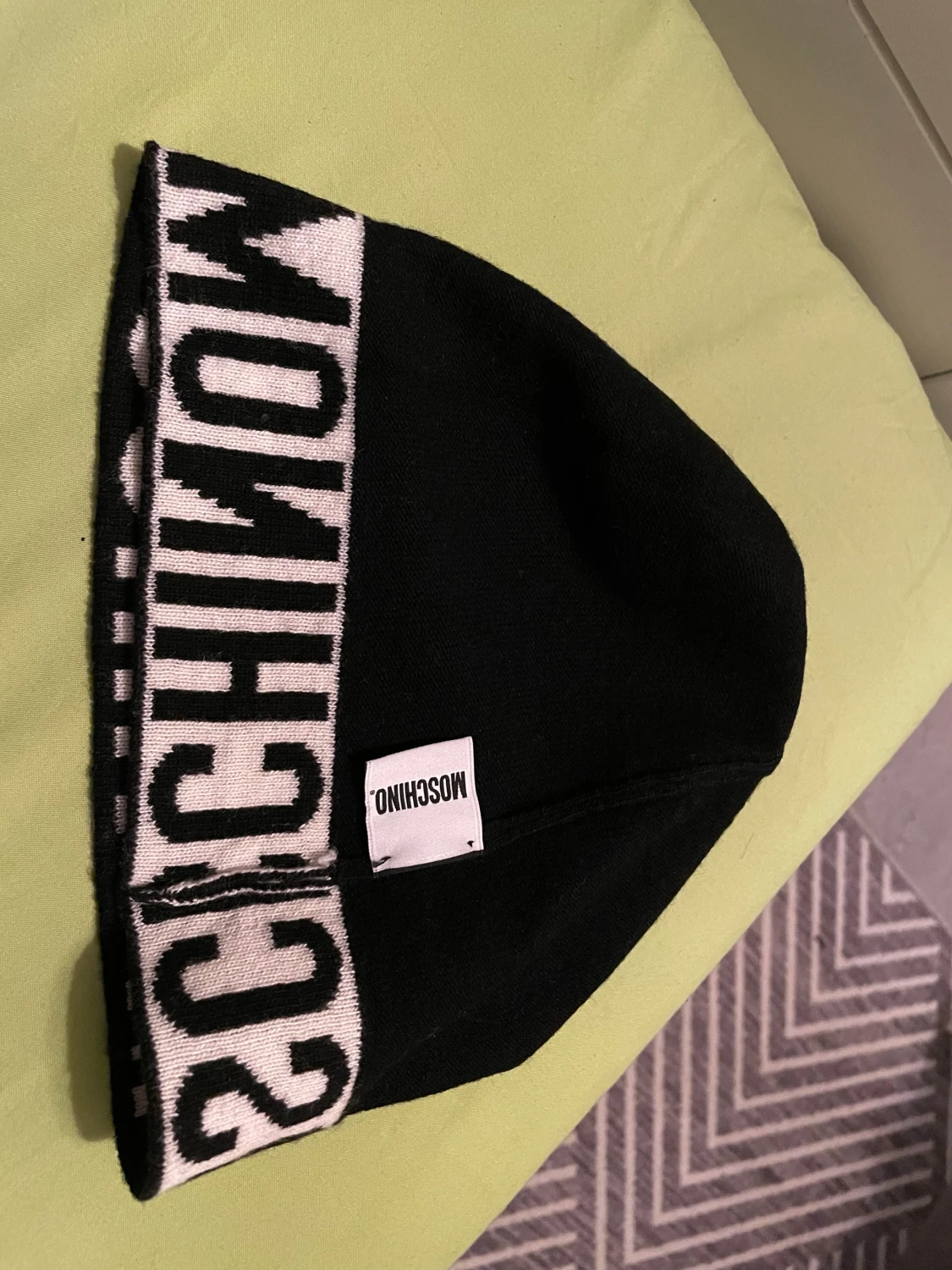 Svart Moschino mössa med logga - 2