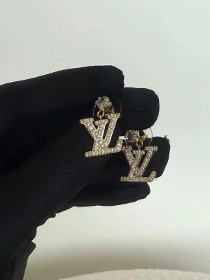 LV örhängen  - Lyxiga! Mest sålda