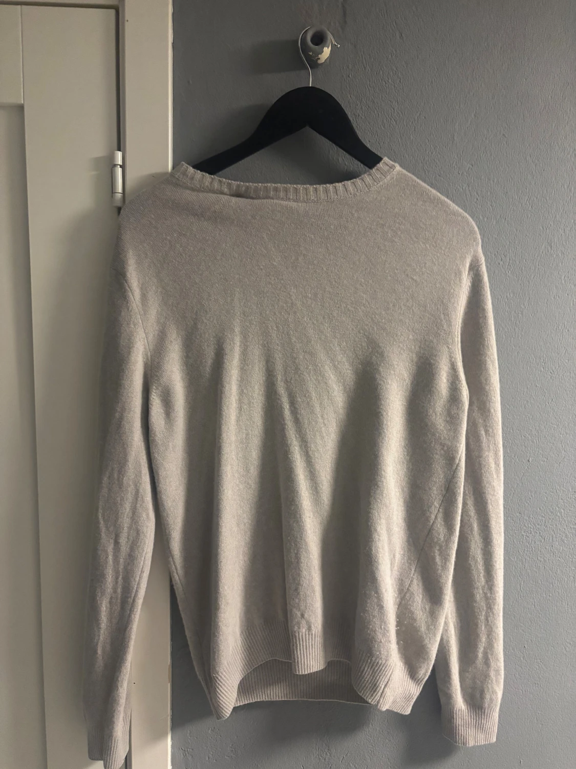 Beige stickad tröja från Oscar Jacobson