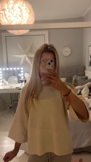Beige/ljusgul stickad tröja från Gina tricot - Säljer en beige/ljusgul stickad tröja från Gina tricot med rund hals och vida, trekvartsärmar. Tröjan har en loose passform och är supermjuk, perfekt för chill dagar. Enkel design utan mönster eller detaljer, passar dig som gillar stilrent och comfy.