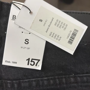 Svarta wide jeans Boulevard 157 S - Svarta jeans från 157 i modellen Boulevard. De har hög midja och breda ben för en avslappnad och trendig look. Klassisk femficksdesign och tillverkade i jeansmaterial. Perfekta för dig som gillar en loose och bekväm passform. (Superfina Slutsålda!!)😍🌸🤍