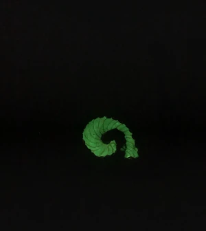 Croptop med självlysande snäcka - Crop top i ljusrosa som jag gjort cool med lite olika mönster och självlysande snäcka 🐌    Lite fläckar på insidan av tröjan men inget som stör.