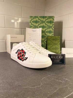 Gucci Ace snake - Hej jag säljer dessa Gucci ace snake för ett grymt pris! |Skick 9/10|Vårat pris 2299|Nypris 9000| De är kanske äkta men jag är inte helt säker. Men jag är inte helt säker| Mvh Emil     (bilderna blev ass)