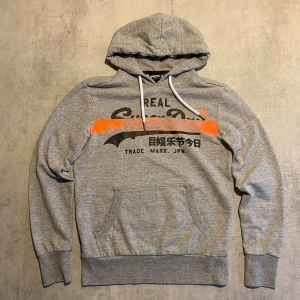 Grå superdry hoodie  - Jag Säljer en fet hoodie från superdry| skicket på tröjan är bra 8/10 | storlek M | ny pris 1500: mitt pris är 349 | skriv vid frågor och funderingar  