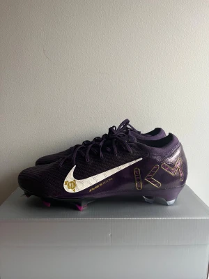 NIKE AIR ZOOM MERCURIAL VAPOR 16 ELITE  - Säljer ett par riktigt snygga Nike mecurial. De är i storlek 44,5 och är aldrig använda. Påse och skolådan ingår som vanligt.