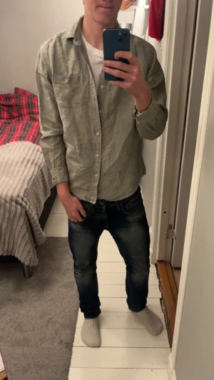 Grön linneskjorta från MNG Man - Snygg grön skjorta från MNG Man i 100% linne. Skjortan har klassisk krage, knappar framtill och lång ärm med manschett. Perfekt för dig som gillar en chill och stilren look. Passformen är normal och materialet är lätt och luftigt. Perfekt för sommaren och festligheter😁 hör av dig vid funderingar!🤗🤗