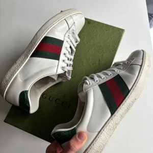 Gucci ace storlek 44 - Tja! Säljer dessa feta gucci ace i storlek 44😊skick 8,5-9/10. box medföljer. Hör av dig om du har funderingar!