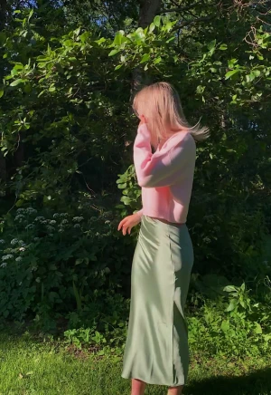 Ljusgrön satinlångkjol från Topshop - Säljer en ljusgrön långkjol från Topshop i satinliknande material. Kjolen har en slät och glansig yta, rak passform och hög midja. Perfekt för dig som gillar stilrena och trendiga plagg med lite extra shine.