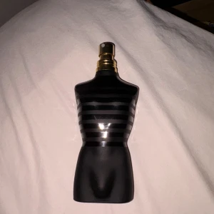 Jpg le male le parfum  - Snygg parfym i ikonisk, svart flaska formad som en manlig torso. Perfekt för dig som vill sticka ut med en modern och trendig look. Märket är känt för sin unika design och populära dofter. 55-60 ml kvar ca
