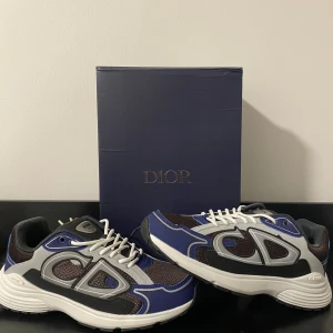  sneakers blå och grå -  sneakers med chunky sula och coola detaljer. Färgerna är blå, grå, svart och vit med mesh och syntetmaterial. 