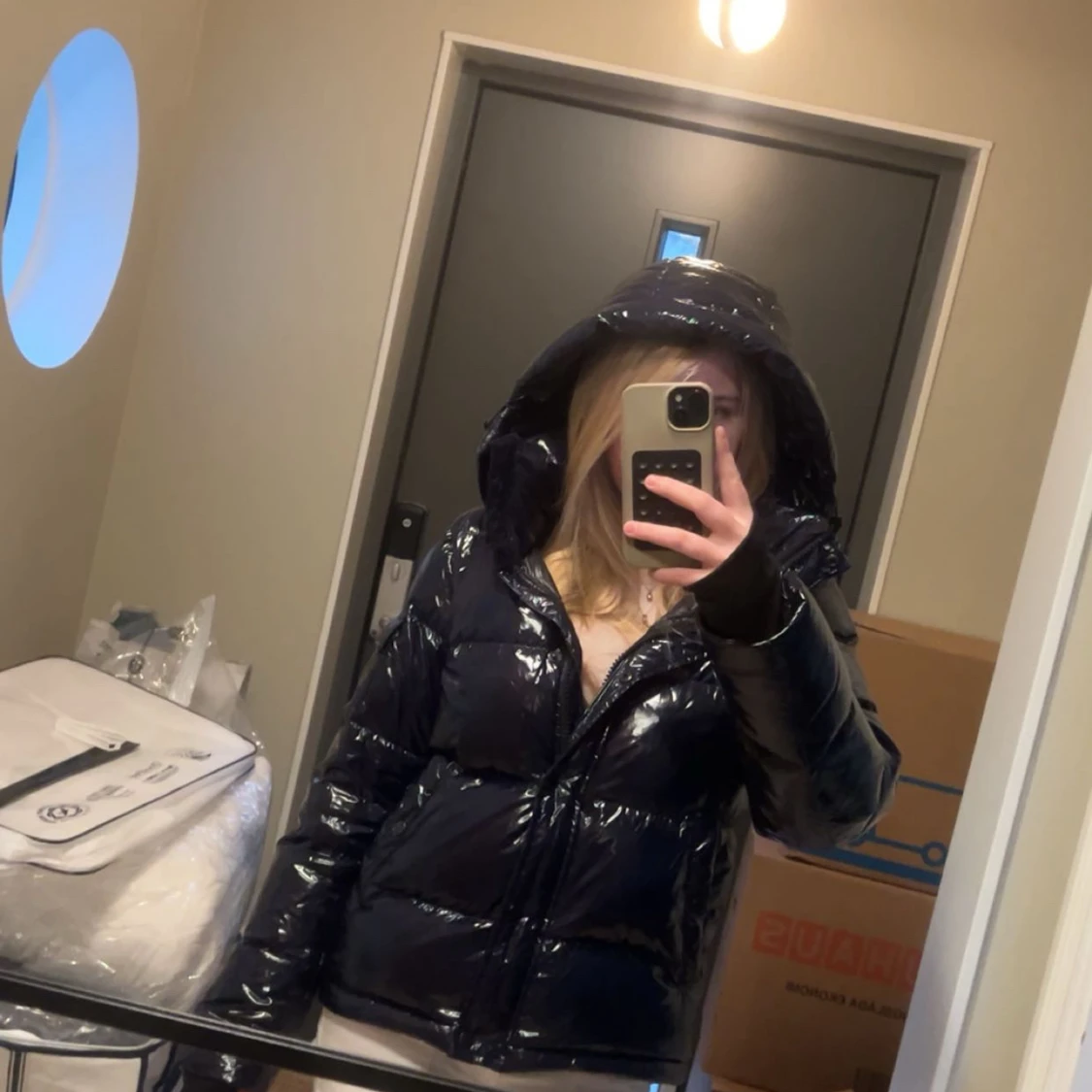 Mörkblå pufferjacka med huva från Aqua