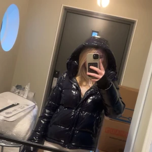 Mörkblå pufferjacka med huva från Aqua - Ordinarie pris ca:3000 kr. Pris går att prata om❤️ Säljer en mörkblå, glansig pufferjacka från Aqua i storlek S. Jackan har en huva, dragkedja framtill och är quiltad för extra värme. Perfekt för kalla dagar och har en riktigt snygg, modern look som sticker ut. 