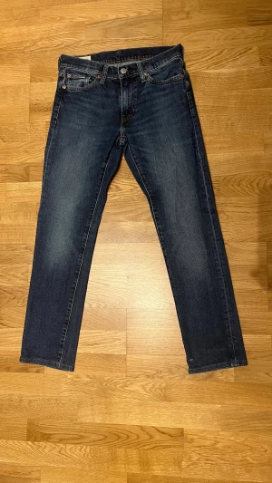 Levi’s jeans mörkblå - Jag säljer ett par mörkblå Levi’s i modellen 511 eventuella defekter syns på bild 3 och 4 