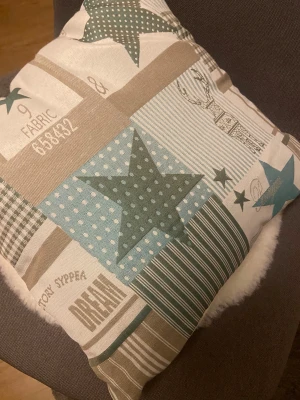 Kudde  - Säljer en fin julkudde 