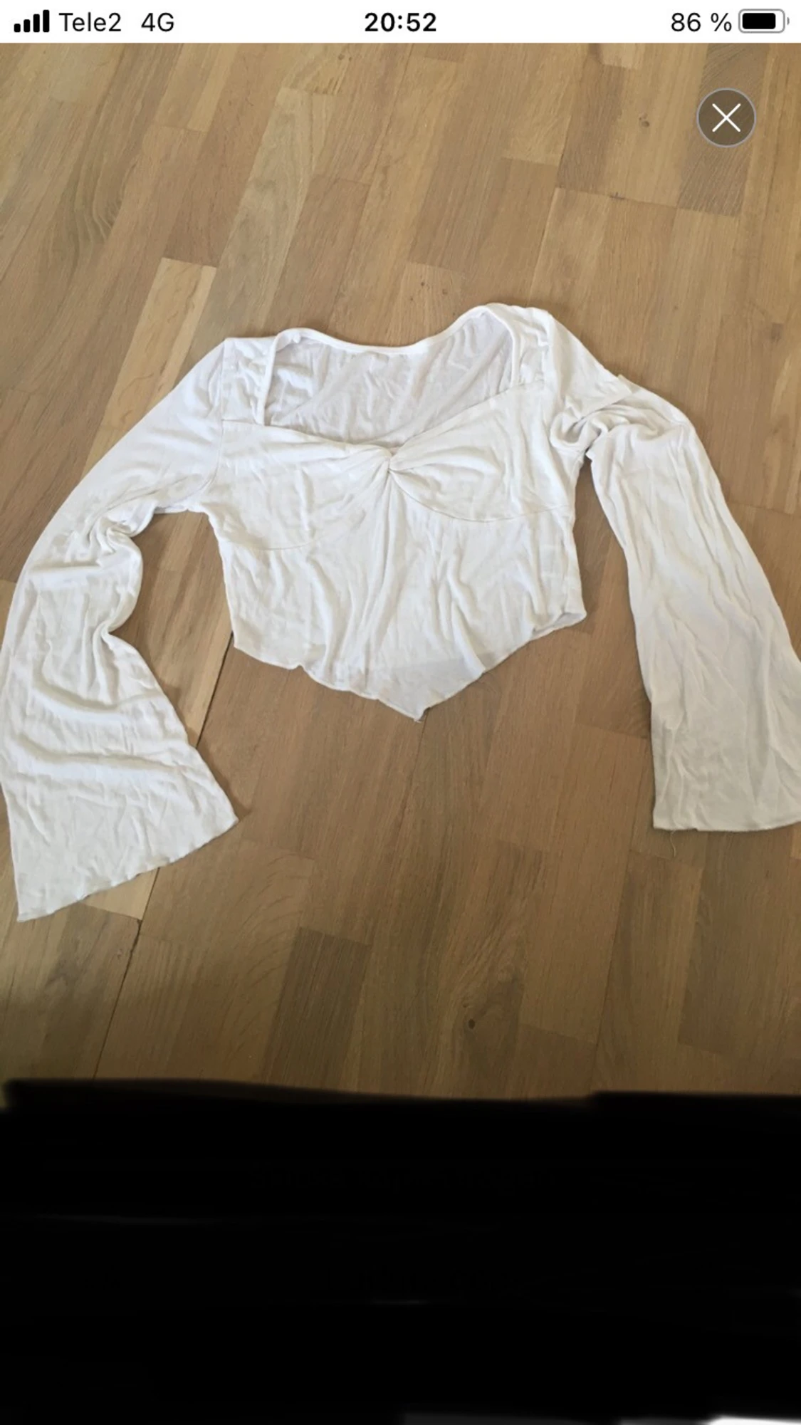 Vit croppad blus med trumpetärm