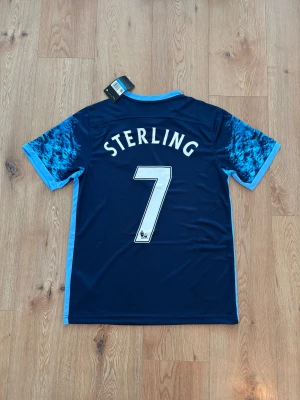 Manchester City Sterling retro fotbollströja - Helt oanvänd med tags kvar. Storlek Medium. Skriv privat för fler bilder eller vid funderingar!