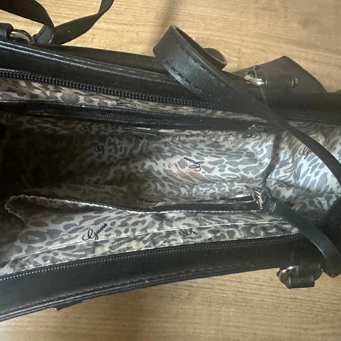 Svart handväska/axelväska från Guess - 1