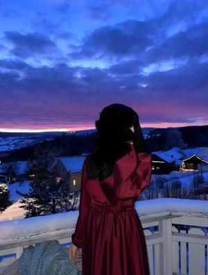 Lång vinröd omlottklänning med knytband - Säljer en elegant vinröd långklänning med omlott-design och knytband i midjan. Storlek S, nyskick. Skriv för fler bilder.❤️