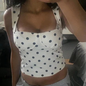 Vit prickig korsett-topp - Såå sjukt fin topp, säljer då den tyvärr inte kommer till någon användning 💕💕 passar både xs och s 