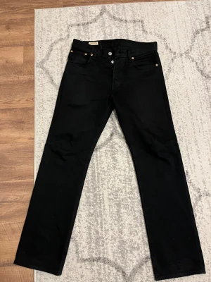 Svarta Levi's 501 jeans W30 L30 - Helt nya Svarta Levi's 501 jeans med klassisk rak passform och fem fickor. Säljer för de va små