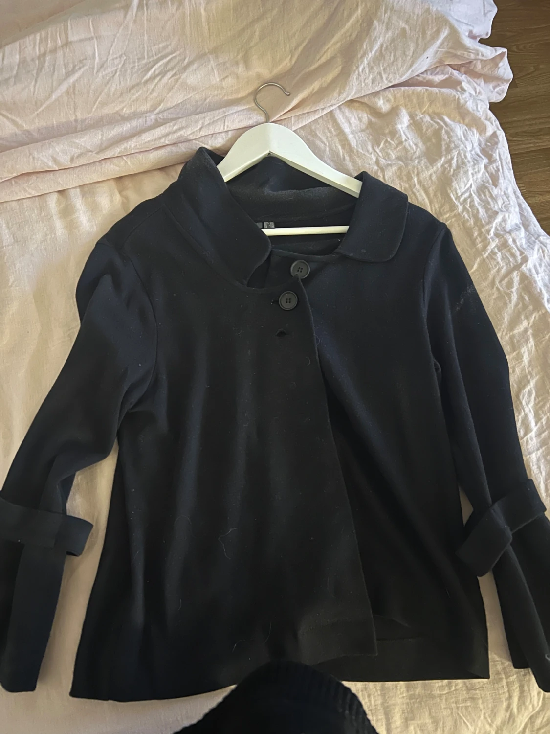 Svart kavaj med knappar och krage