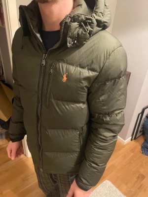 Ralph lauren dunjacka - Säljer min olivgröna dunjacka från Ralph Lauren! Väldigt skön, snygg och varm nu till vintern. Storlek S men passar även dig som bär M. Super bra skick endast använd en vinter. Nypris 5995kr mitt pris 2499kr. Hör av dig vid frågor eller fler bilder. Mvh/ Leo