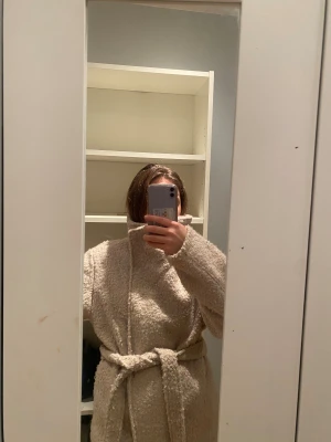 Beige teddyjacka med bälte - Mysig beige teddyjacka med bred krage och knytbälte i midjan från Gina Tricot. Jättesnygg och inget fel på dem. Köpt på vinted, inte mycket använd. Jag behövde rensa ut jackor. Skriv för fler frågor! 🫶🏼