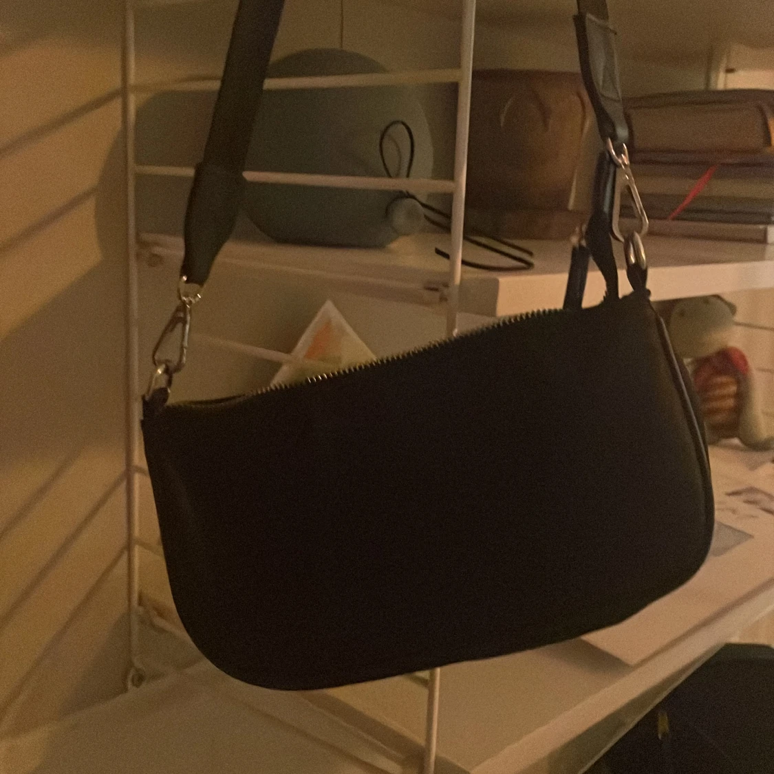 Svart axelväska från Lindex - 4