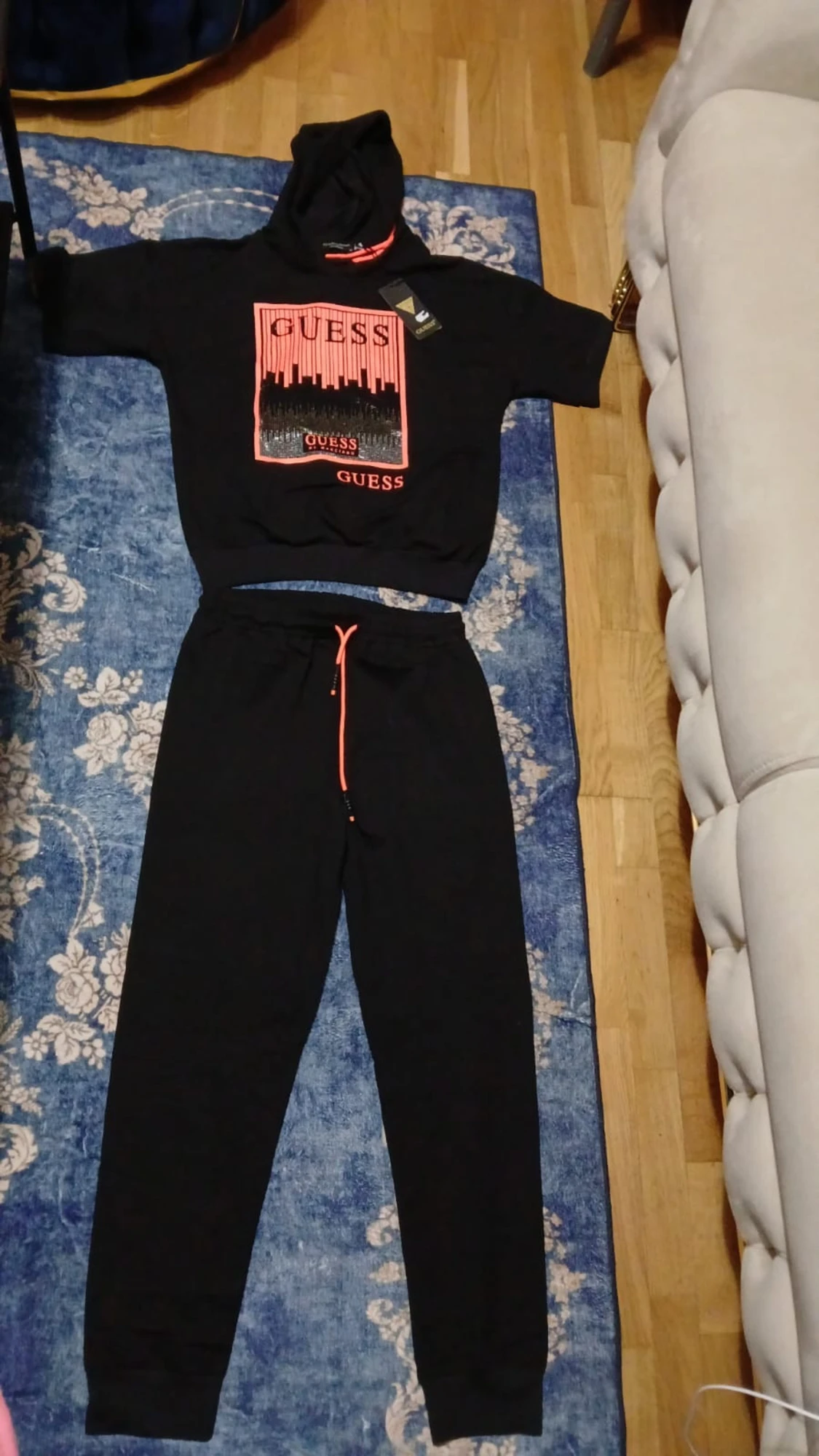 Svart croppad hoodie från Guess - 4