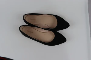 Svarta ballerinaskor från Graceland - Snygga svarta ballerinaskor från Graceland med spetsig tå och låg klack. Skorna har en elegant och stilren design med mjuk innersula i beige ton. Perfekta för dig som gillar klassisk look och vill ha bekväma skor till vardags.