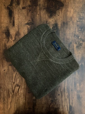 Polo Ralph Lauren Tröja - Polo Ralph Lauren-tröja i mycket bra skick. Klassisk old money-look med tidlös passform och hög kvalitet. Äkta Polo Ralph Lauren, välvårdad.