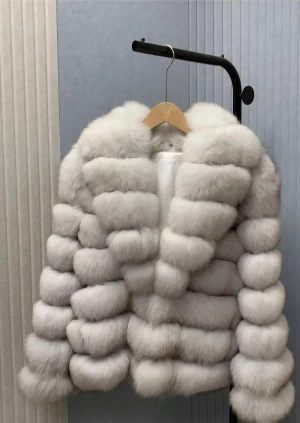 Äkta räv pälsjacka - Vit silverräv pälsjacka – storlek M–L  Säljer en elegant vit silverräv-pälsjacka i storlek M–L. Den är i nyskick, säljer pga fel färg  Nypris: 6000 kr Mitt pris: 4000 kr (pris kan diskuteras)  Fantastisk kvalitet, varm och lyxig – perfekt för både vardag och fest. Skicka gärna ett meddelande vid intresse!