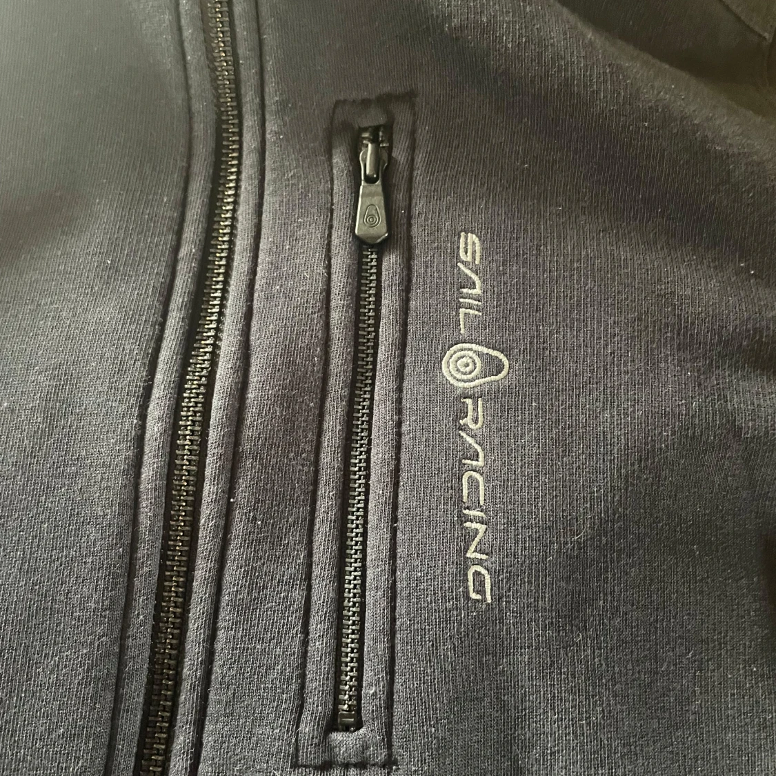 Svart hoodie från Sail Racing - 3