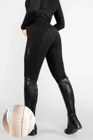 Svarta fodrade ridleggings med mobilficka zaczess - Svarta ridleggings från zaczess med helskodd silikon, fleecefoder och hög midja. Sitter tajt och har en praktisk ficka på låret för mobilen. Perfekta för kalla dagar i stallet och ger bra grepp i sadeln. Snygg sportig look med diskret logga på sidan. Endast testade! skriv för egna bilder, är öppen för prisförslag!!