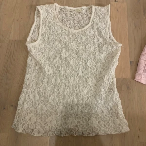 Vit spetsig linnetopp från InWear - Säljer detta jättefina spetslinne som är perfekt att matcha med andga tröjor eller ha den som den är under en snygg kavaj! 