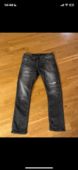 Jack & Jones Jeans - Säljer dessa riktigt snygga Jeans från Jack & Jones!   Modell Slim/Glenn  Hör av dig vid minsta lilla funderingen!