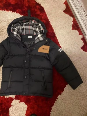 Svart Burberry pufferjacka med huva - Helt ny