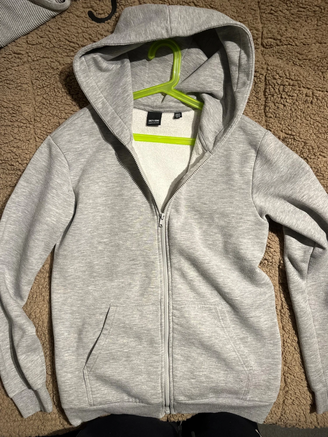 Grå hoodie från Only & Sons XS