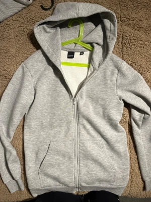 Grå hoodie från Only & Sons XS - Rensar ut min garderob, alltså vissa kläder som är väll använda vissa är knappt använda, storlek ser ni. Väldigt bra pris på allt så köp boundell om ni vill!! Hör av vid frågor 