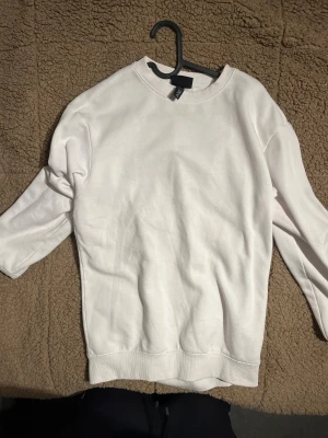 Vit sweatshirt från H&M relaxed fit XS - Rensar ut min garderob, alltså vissa kläder som är väll använda vissa är knappt använda, storlek ser ni. Väldigt bra pris på allt så köp boundell om ni vill!! Hör av vid frågor 