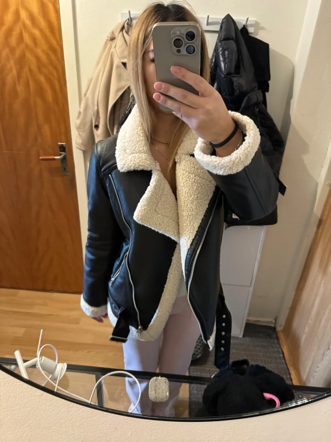 Svart teddyjacka med fuskpäls