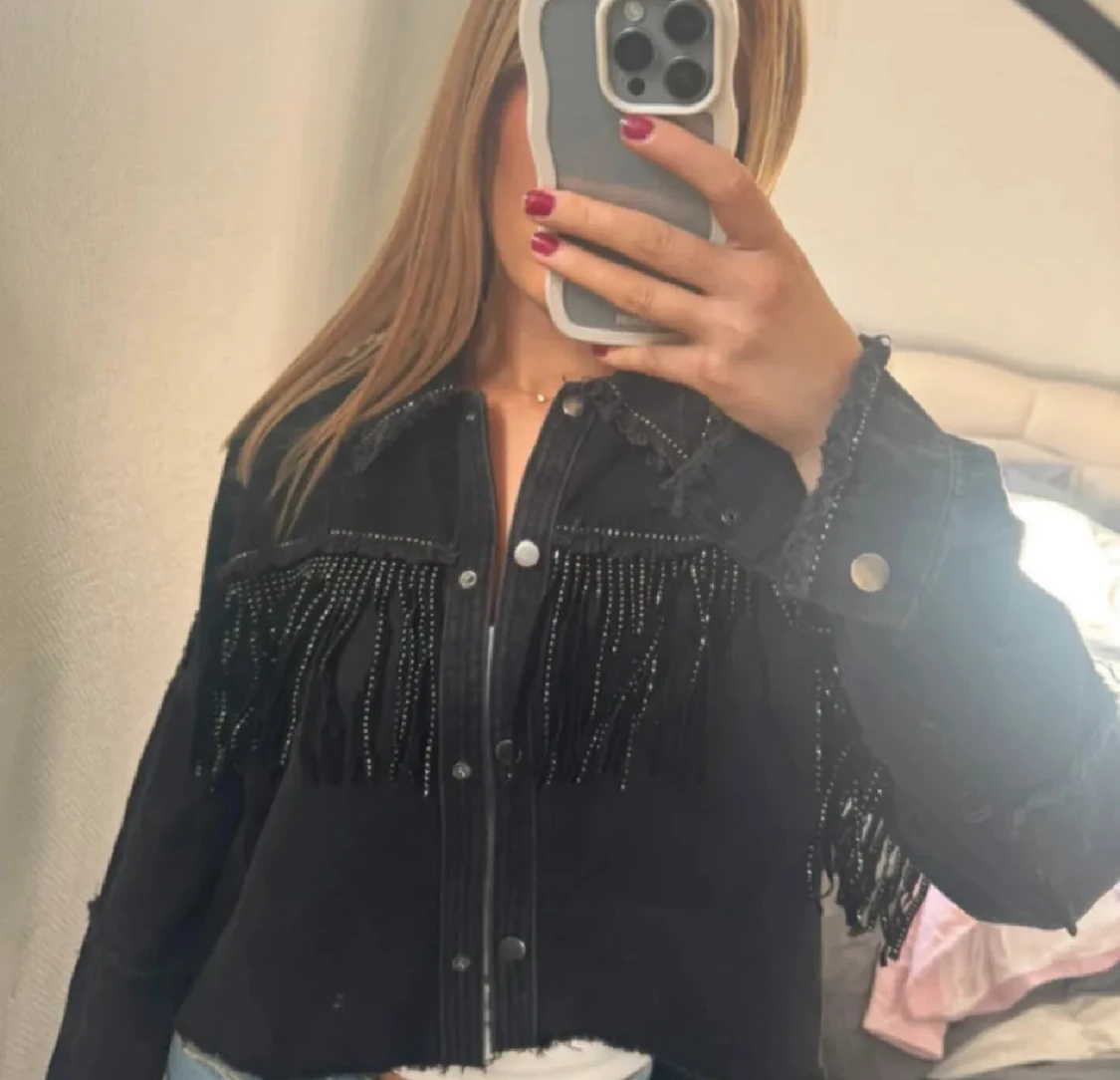Svart jeansjacka med pärlfransar - 1